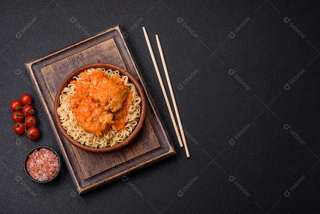 Tigela de macarrão em uma mesa de concreto