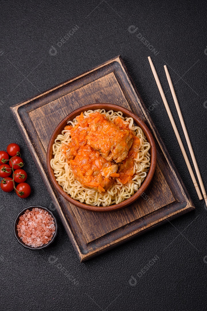 Tigela de macarrão em uma mesa de concreto