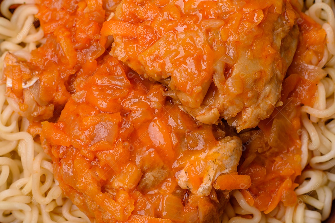 Tigela de macarrão em uma mesa de concreto