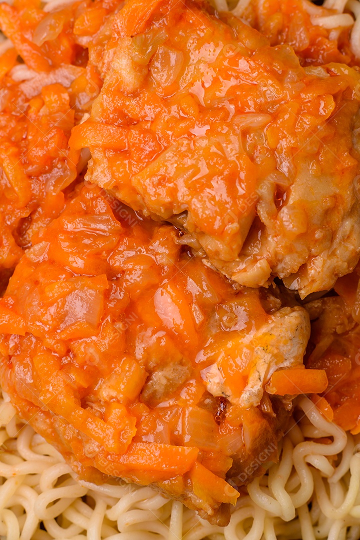 Tigela de macarrão em uma mesa de concreto