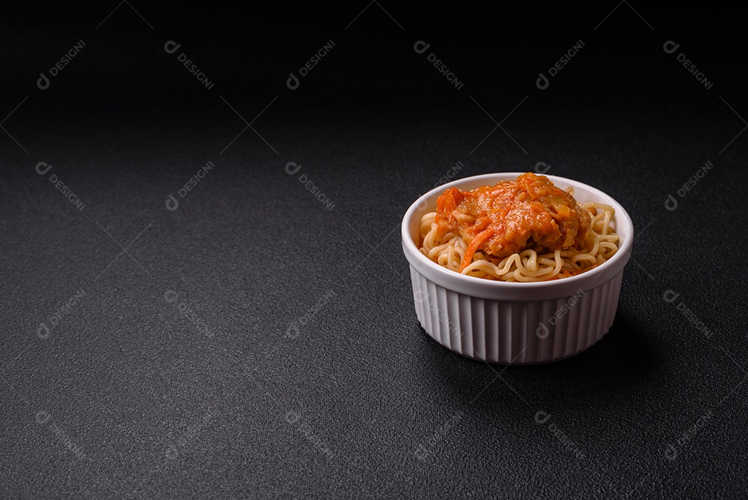 Tigela de macarrão em uma mesa de concreto