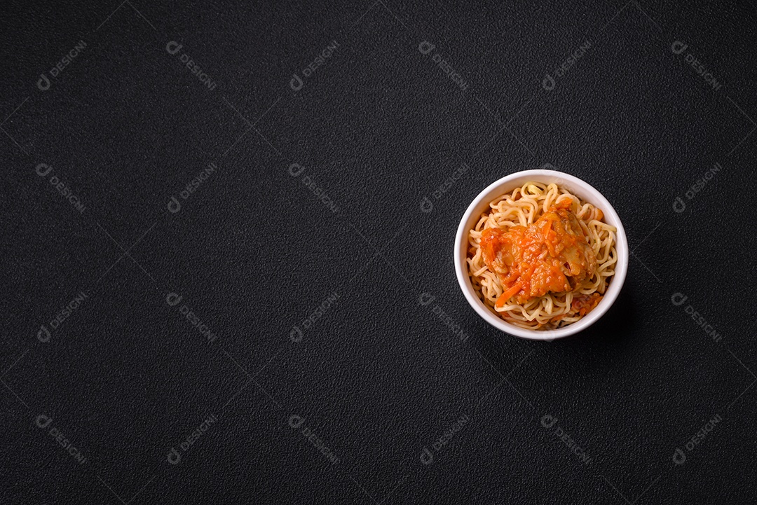 Tigela de macarrão em uma mesa de concreto