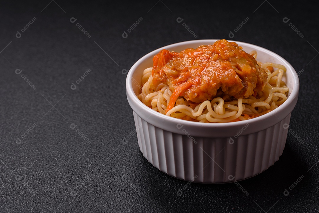 Tigela de macarrão em uma mesa de concreto