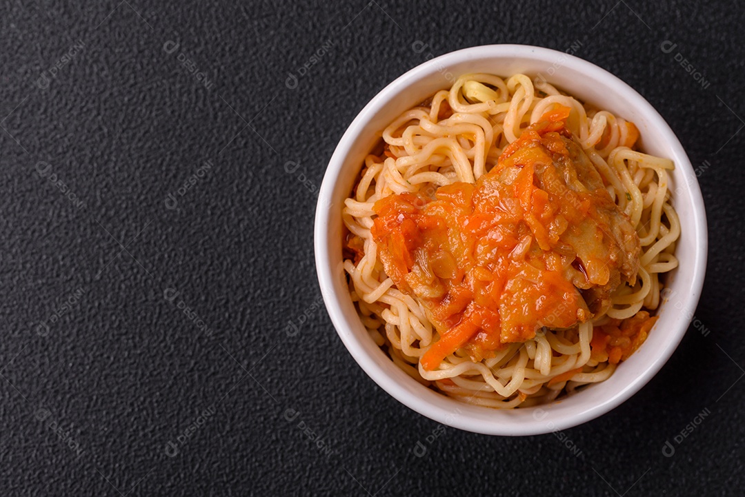 Tigela de macarrão em uma mesa de concreto
