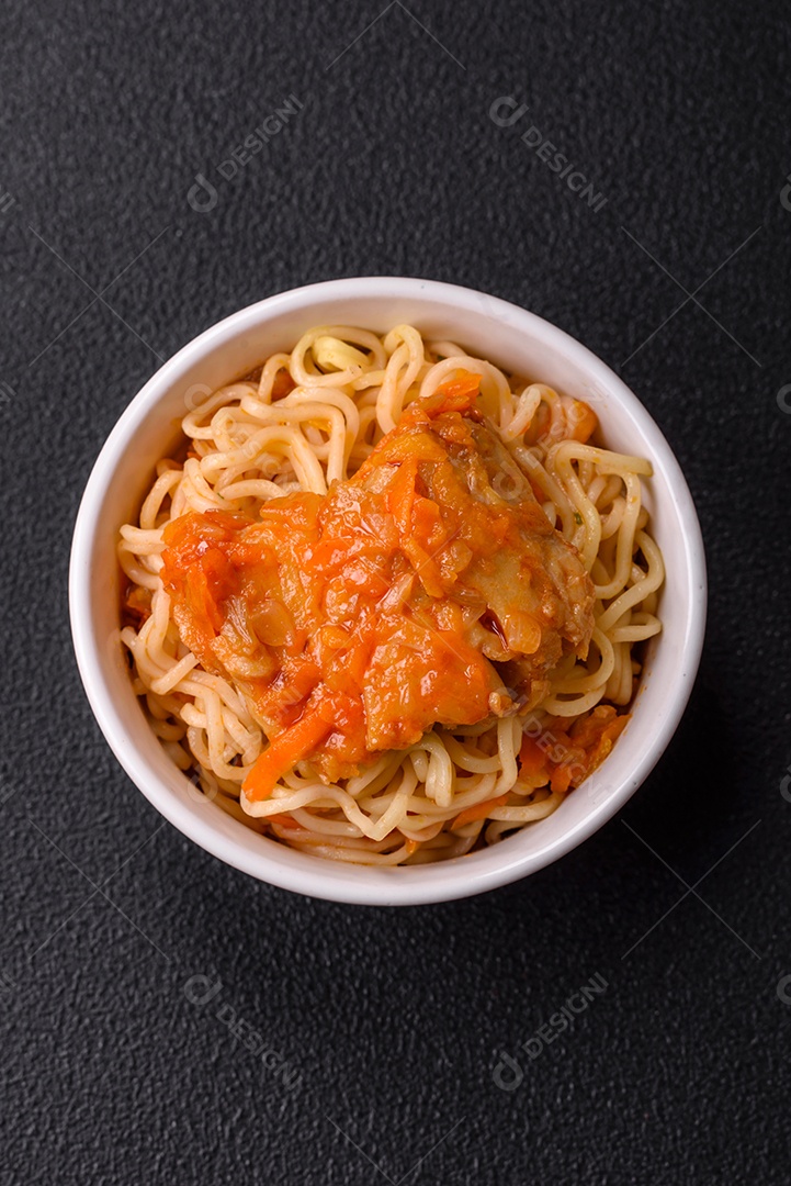 Tigela de macarrão em uma mesa de concreto