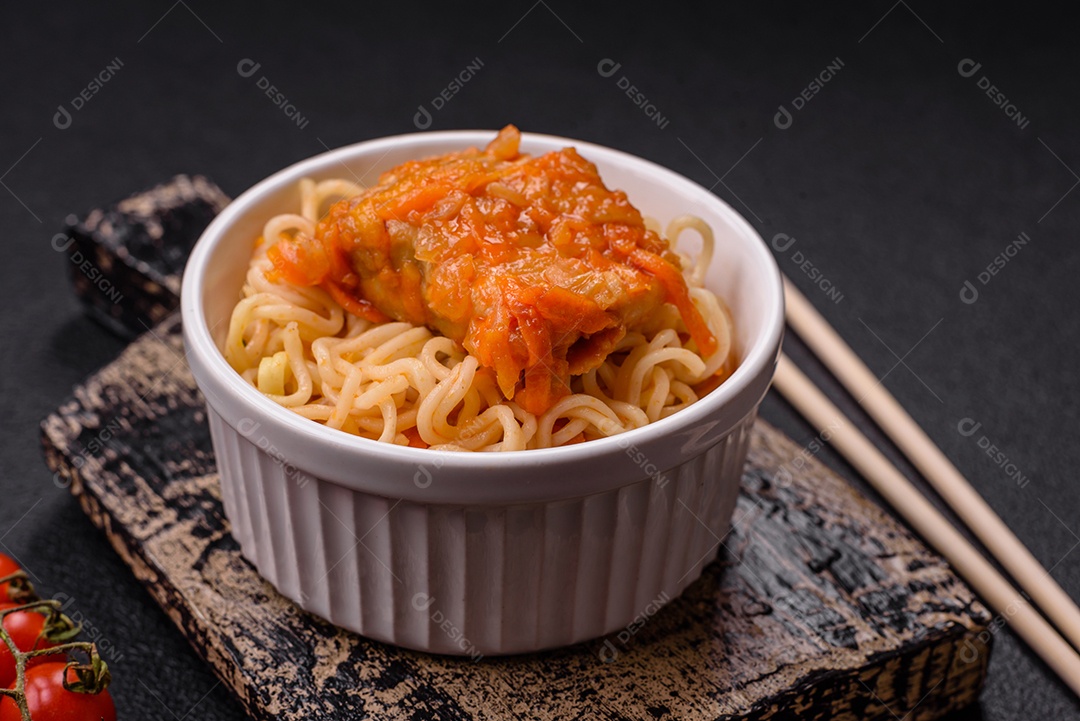 Tigela de macarrão em uma mesa de concreto
