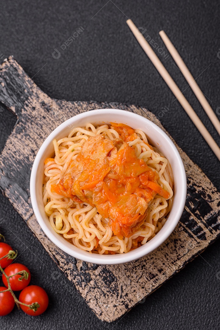 Tigela de macarrão em uma mesa de concreto