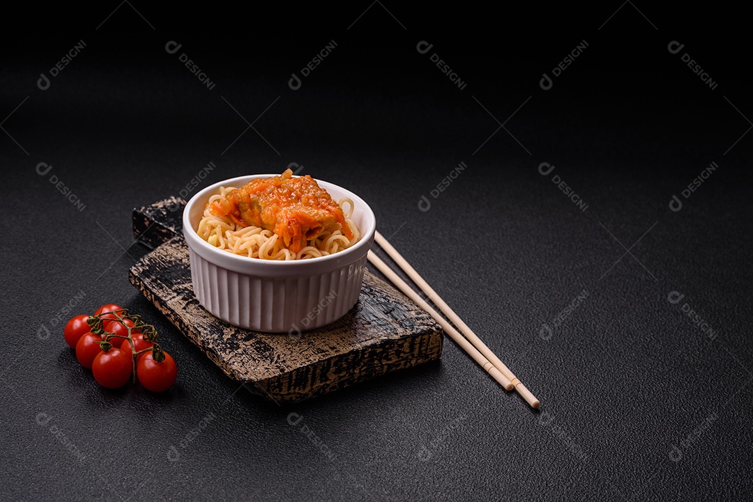 Tigela de macarrão em uma mesa de concreto