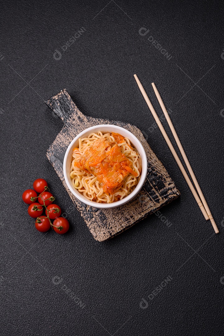 Tigela de macarrão em uma mesa de concreto