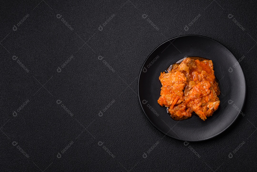 Guisado alimento saboroso em uma mesa de concreto