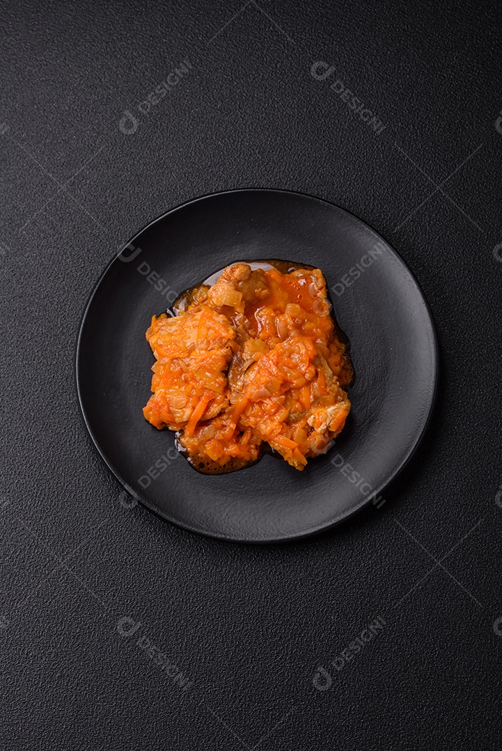 Guisado alimento saboroso em uma mesa de concreto