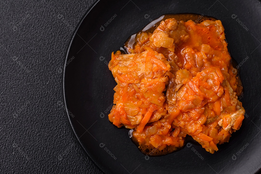 Guisado alimento saboroso em uma mesa de concreto