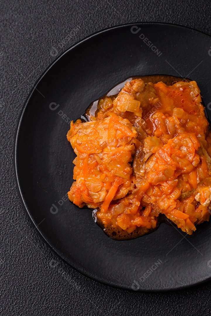 Guisado alimento saboroso em uma mesa de concreto