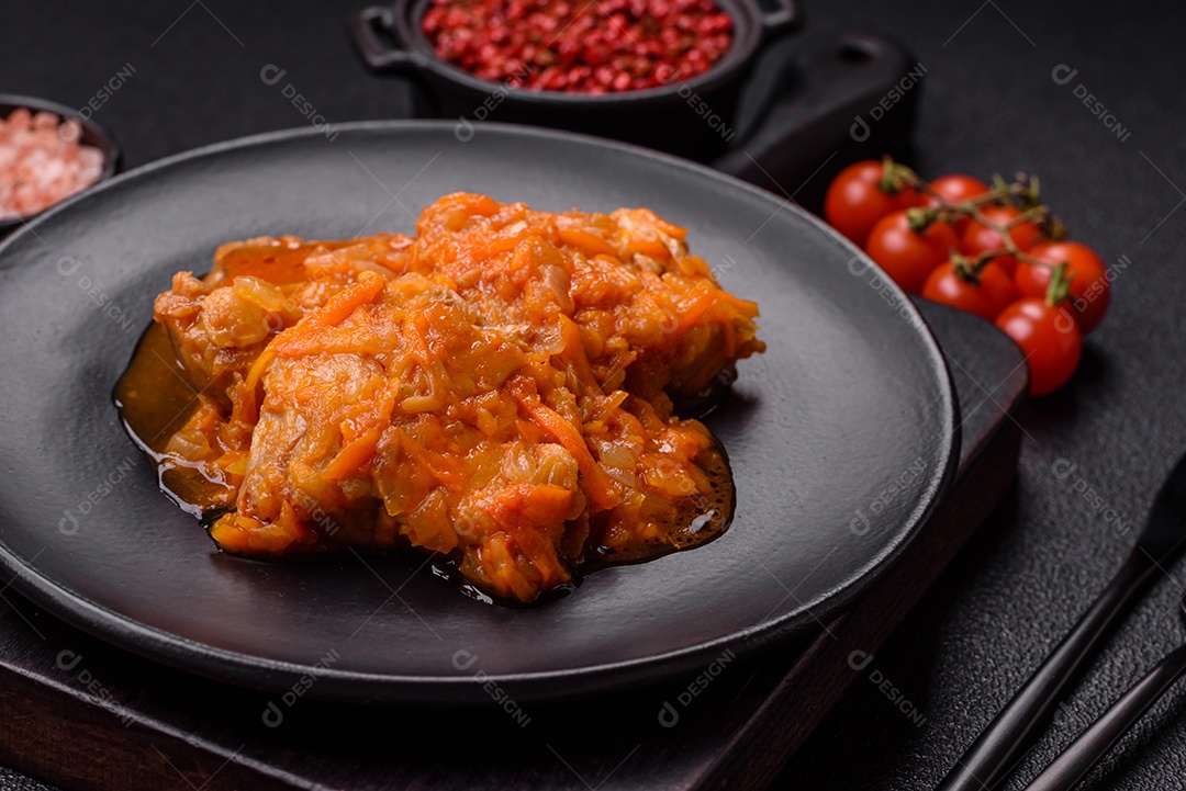 Guisado alimento saboroso em uma mesa de concreto