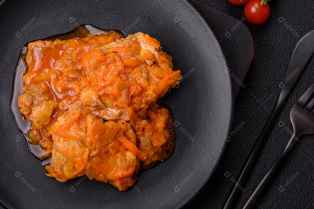 Guisado alimento saboroso em uma mesa de concreto