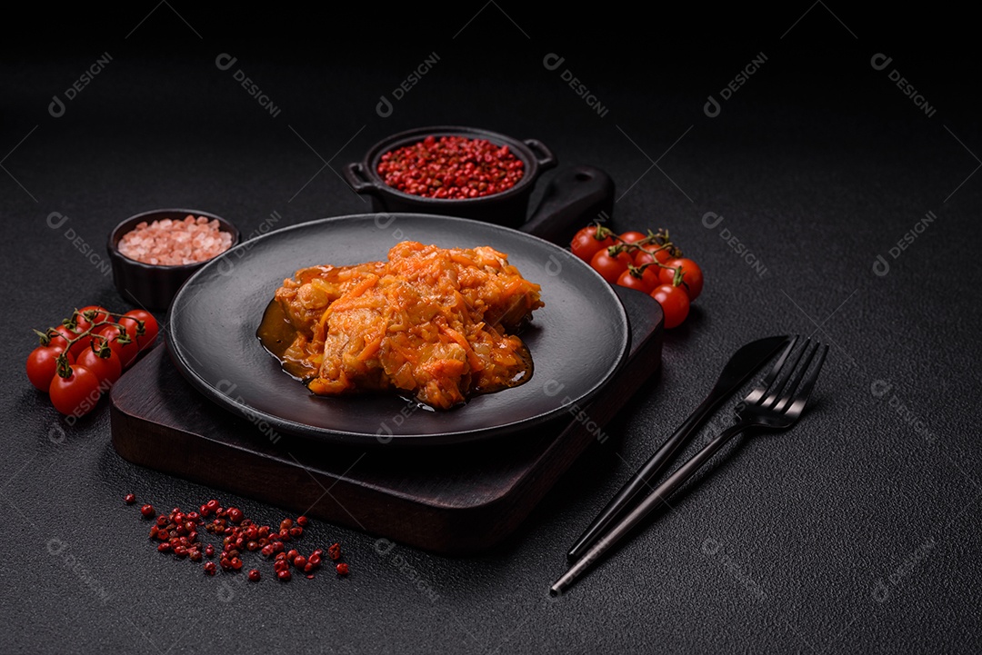 Guisado alimento saboroso em uma mesa de concreto