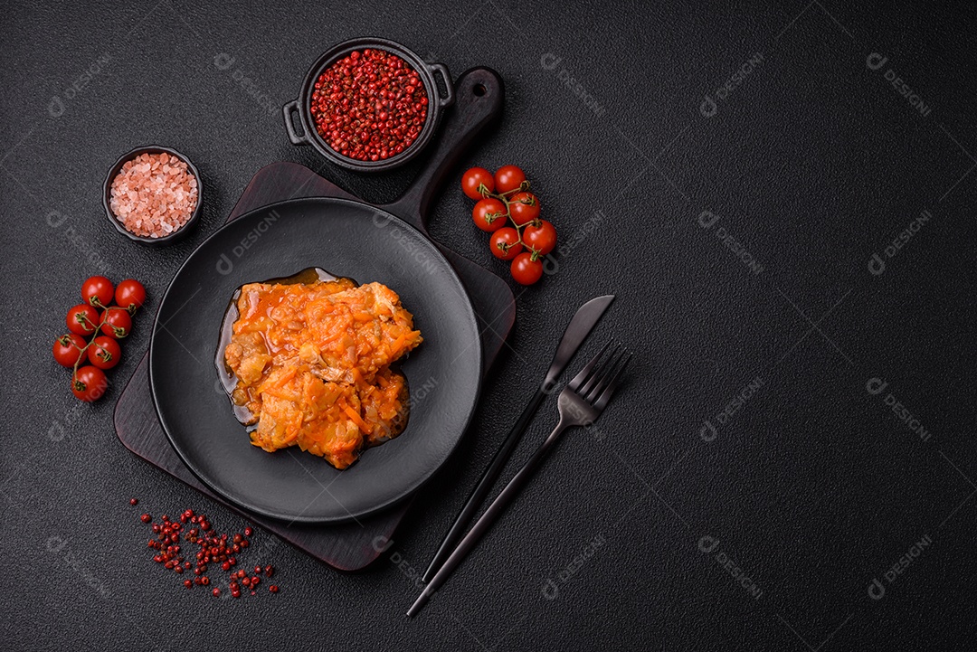 Guisado alimento saboroso em uma mesa de concreto
