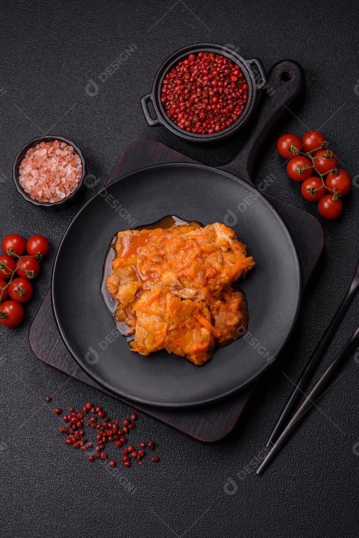 Guisado alimento saboroso em uma mesa de concreto