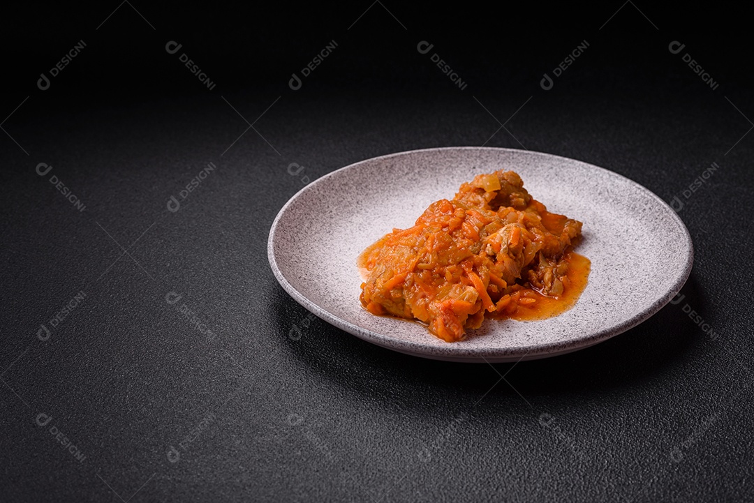 Guisado alimento saboroso em uma mesa de concreto