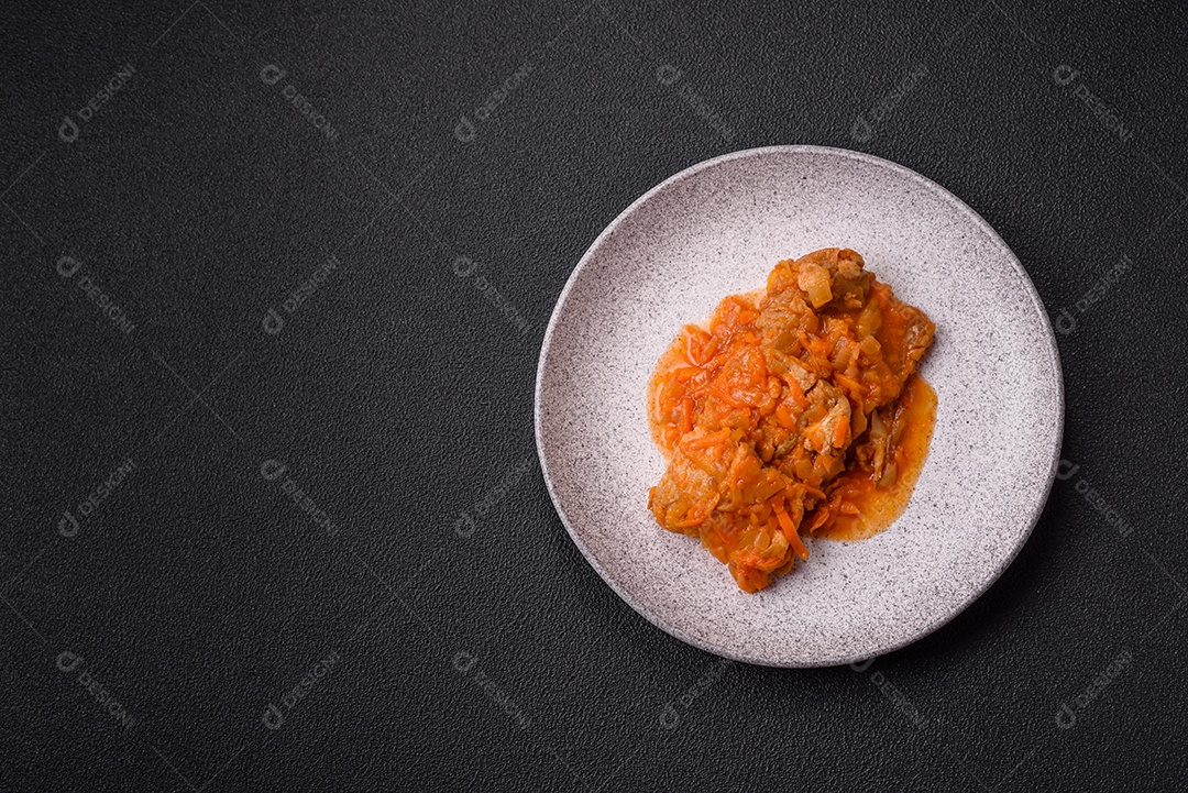 Guisado alimento saboroso em uma mesa de concreto