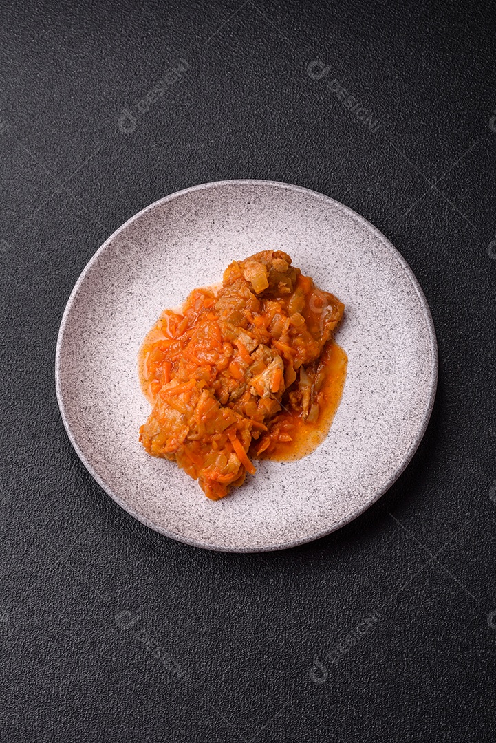 Guisado alimento saboroso em uma mesa de concreto