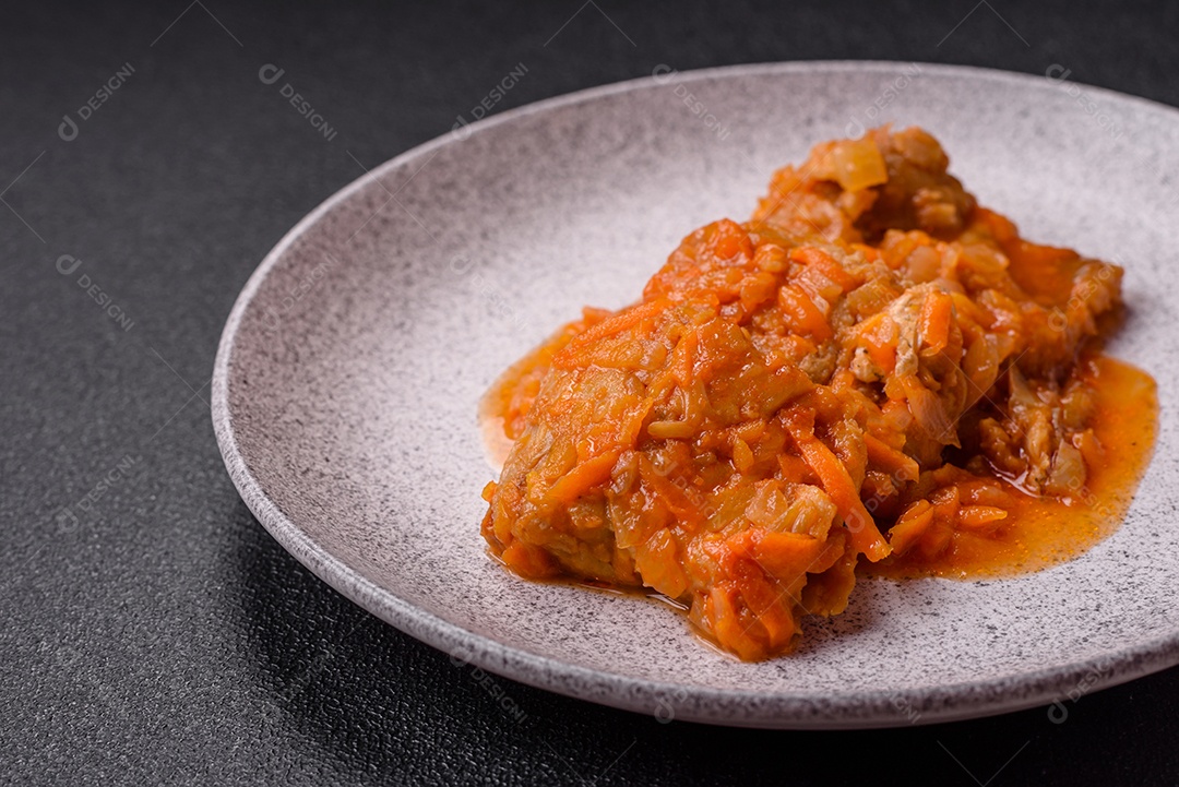 Guisado alimento saboroso em uma mesa de concreto