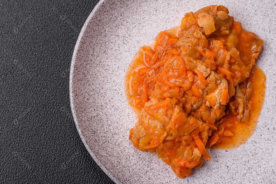 Guisado alimento saboroso em uma mesa de concreto