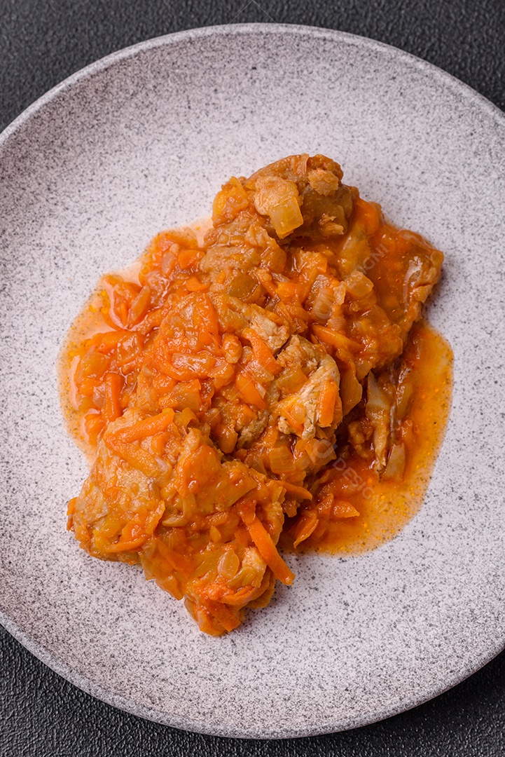 Guisado alimento saboroso em uma mesa de concreto