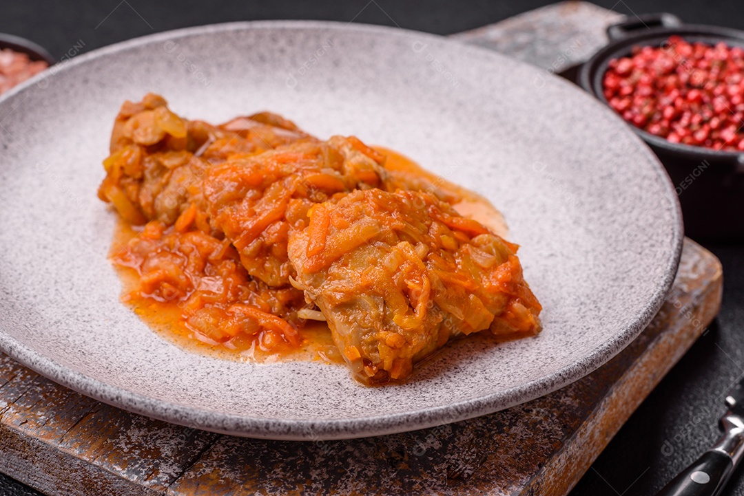 Guisado alimento saboroso em uma mesa de concreto