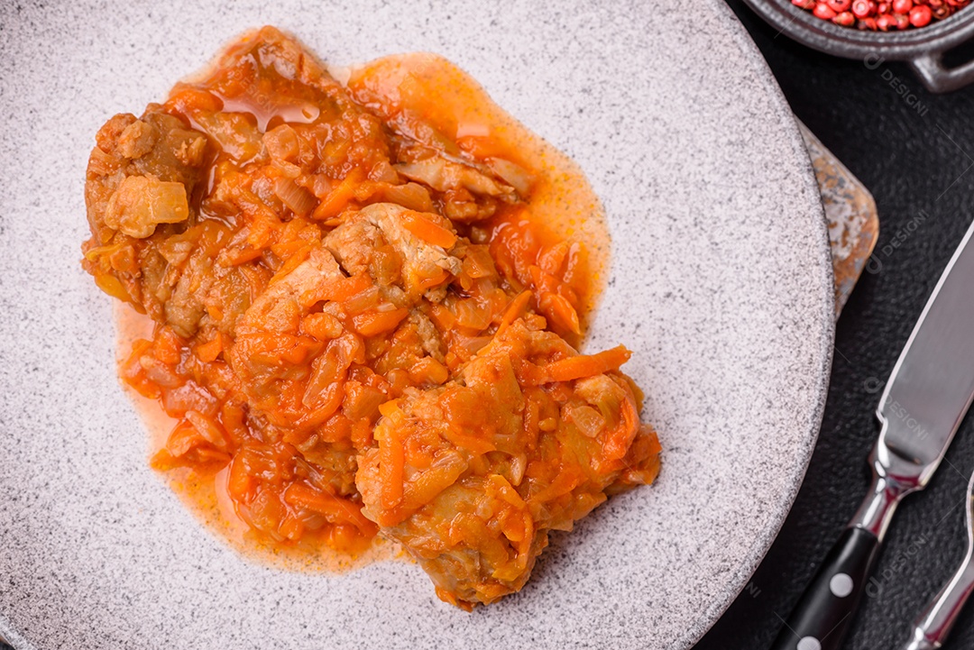 Guisado alimento saboroso em uma mesa de concreto