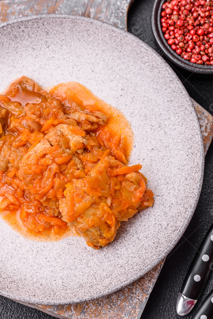 Guisado alimento saboroso em uma mesa de concreto