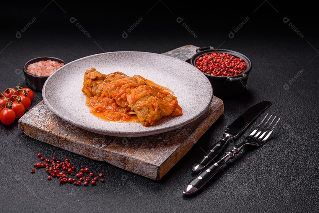Guisado alimento saboroso em uma mesa de concreto