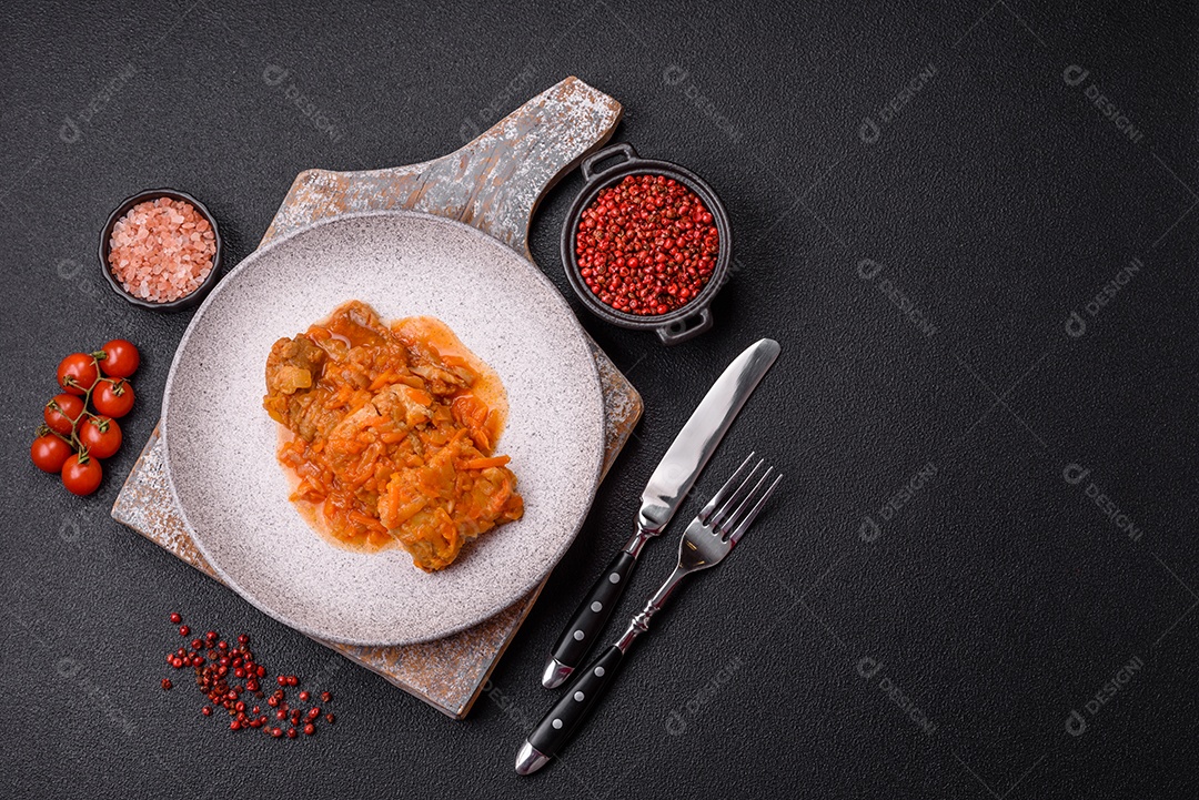 Guisado alimento saboroso em uma mesa de concreto