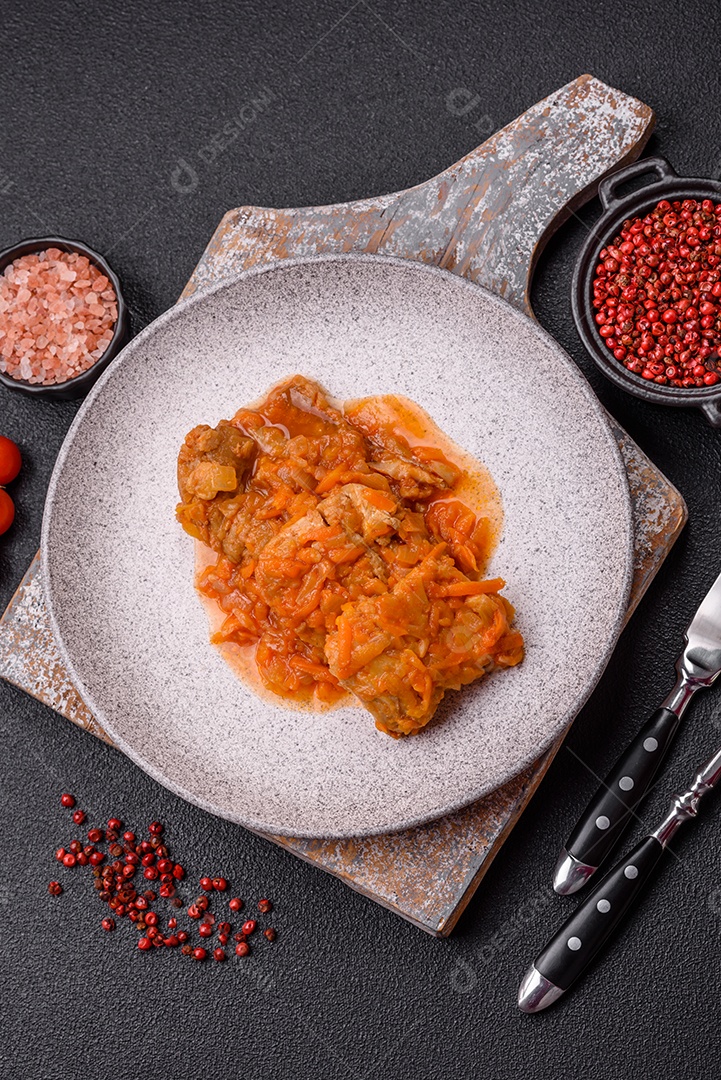 Guisado alimento saboroso em uma mesa de concreto