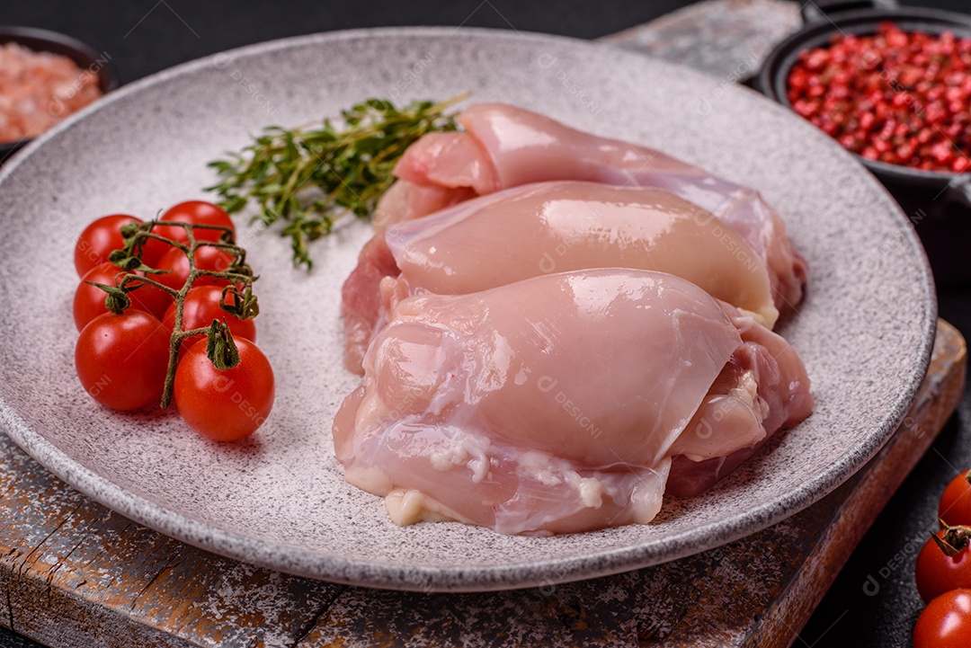 Carne fresca de frango em uma mesa de concreto