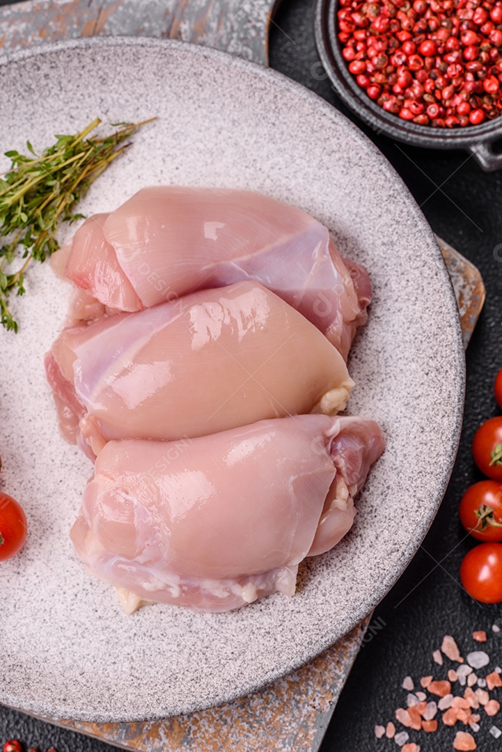 Carne fresca de frango em uma mesa de concreto