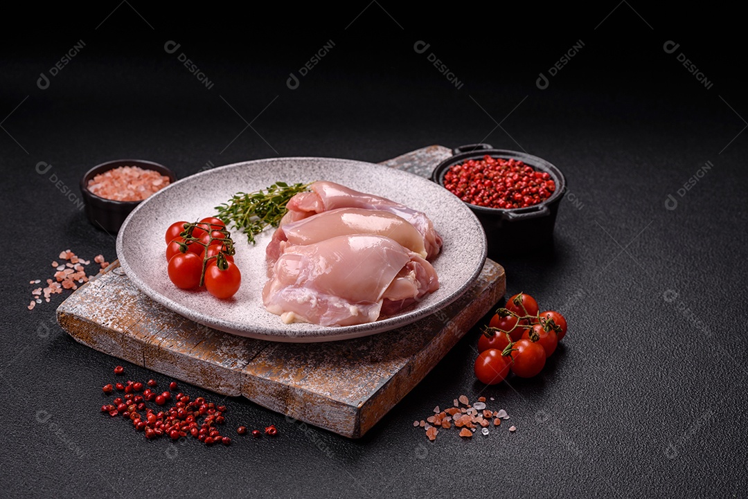 Carne fresca de frango em uma mesa de concreto