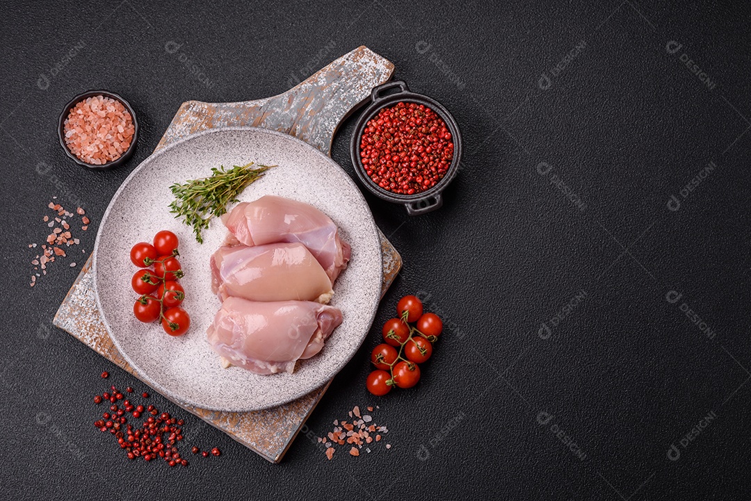 Carne fresca de frango em uma mesa de concreto