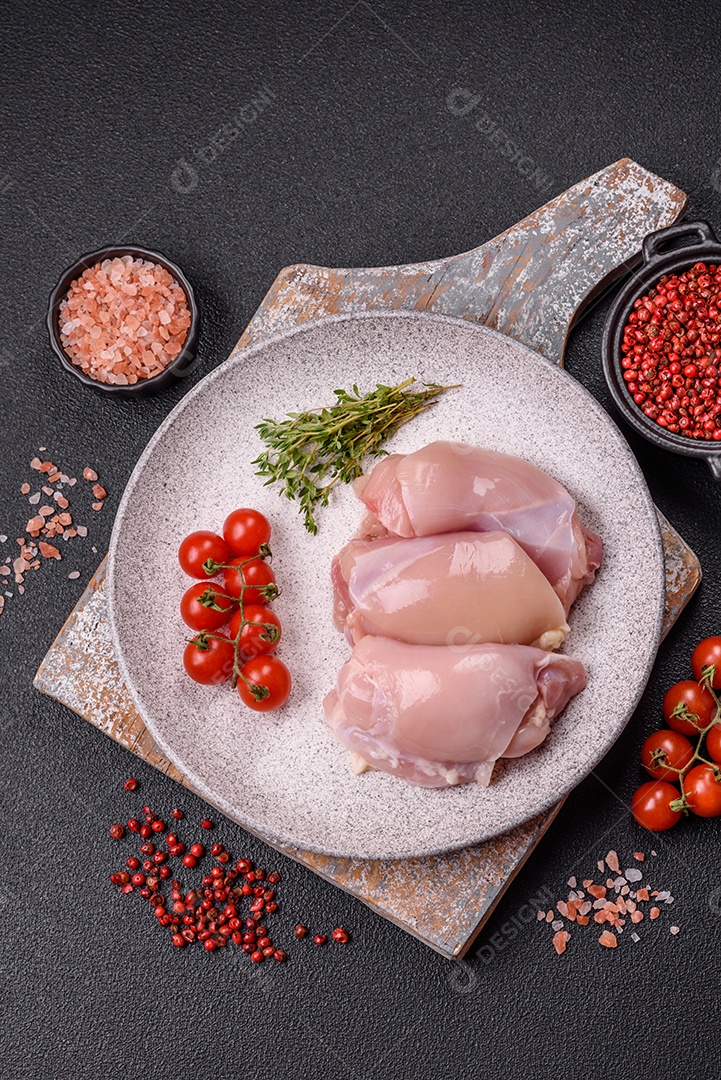 Carne fresca de frango em uma mesa de concreto
