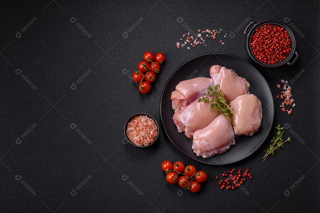 Carne fresca de frango em uma mesa de concreto