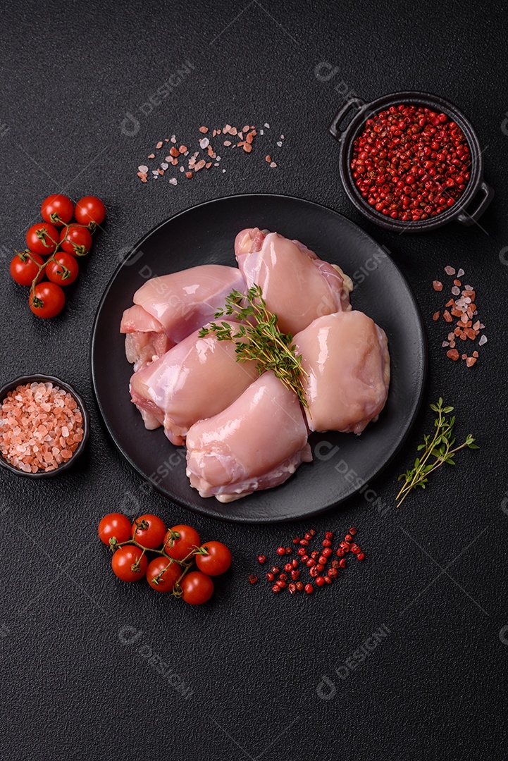 Carne fresca de frango em uma mesa de concreto