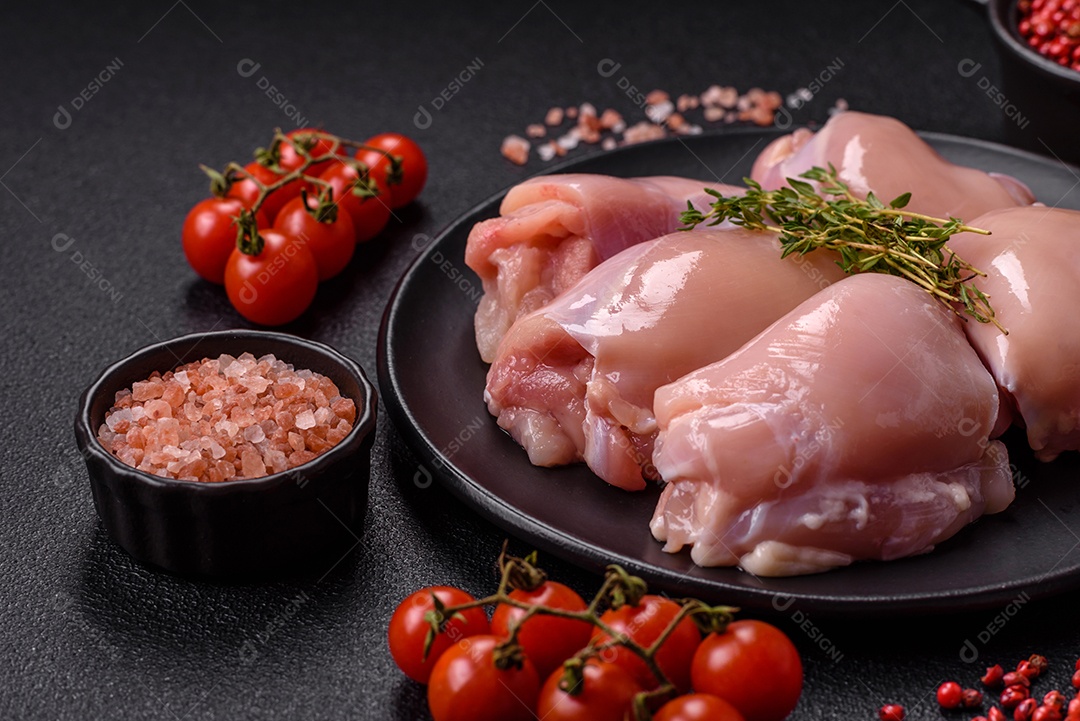 Carne fresca de frango em uma mesa de concreto