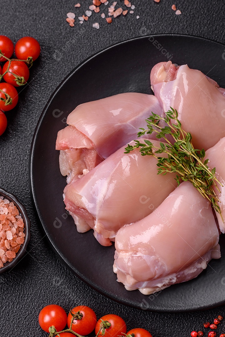 Carne fresca de frango em uma mesa de concreto