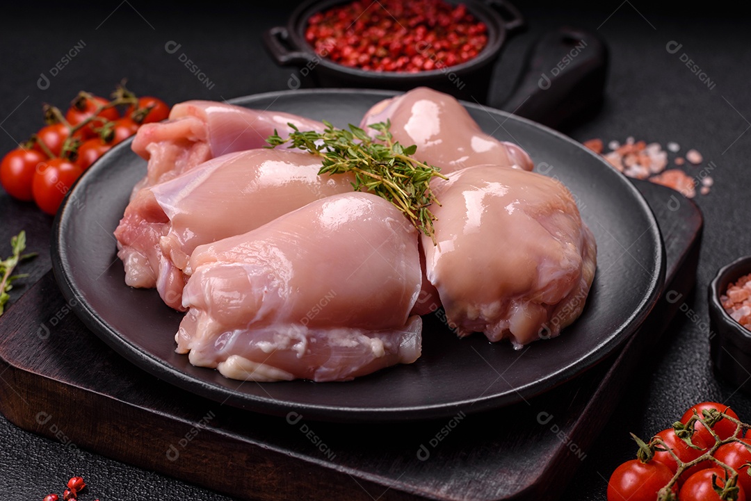 Carne fresca de frango em uma mesa de concreto