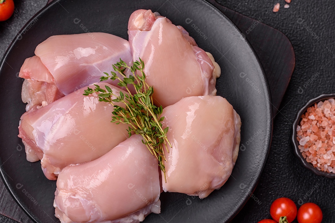 Carne fresca de frango em uma mesa de concreto