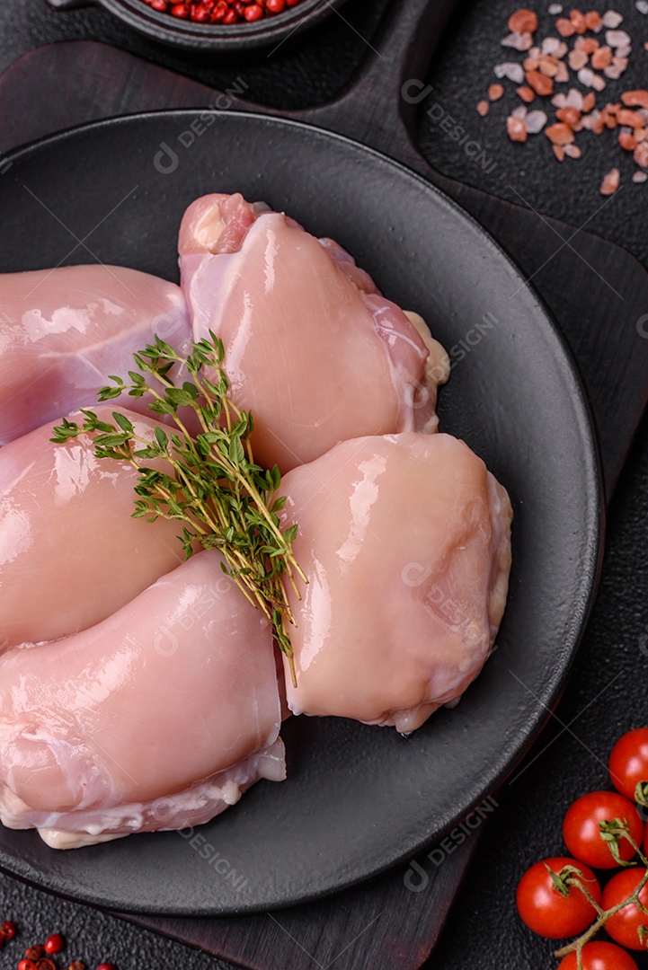 Carne fresca de frango em uma mesa de concreto