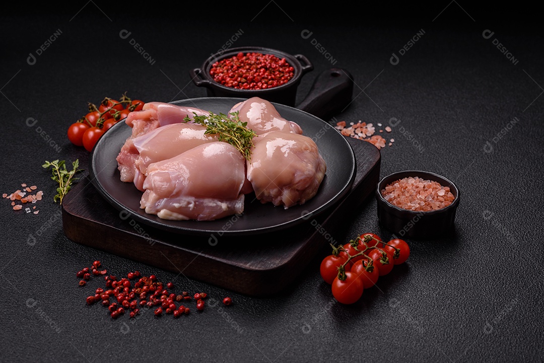 Carne fresca de frango em uma mesa de concreto