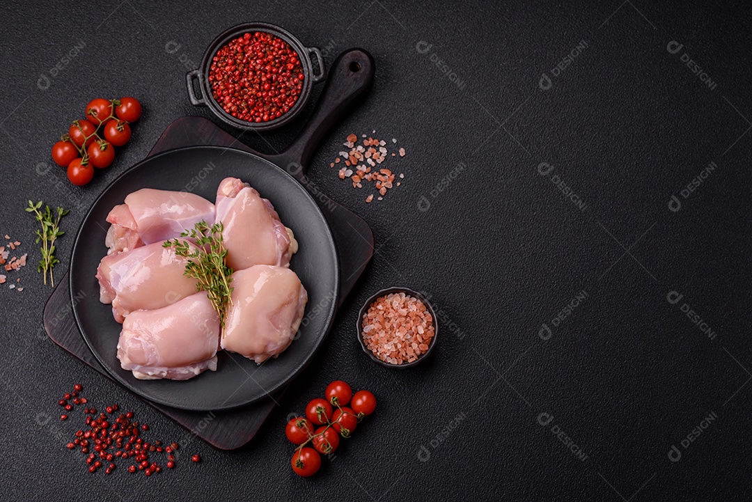 Carne fresca de frango em uma mesa de concreto