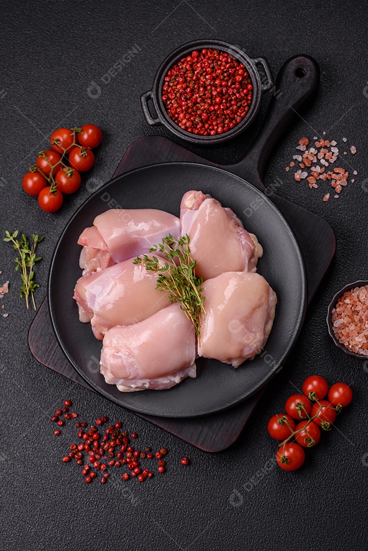 Carne fresca de frango em uma mesa de concreto