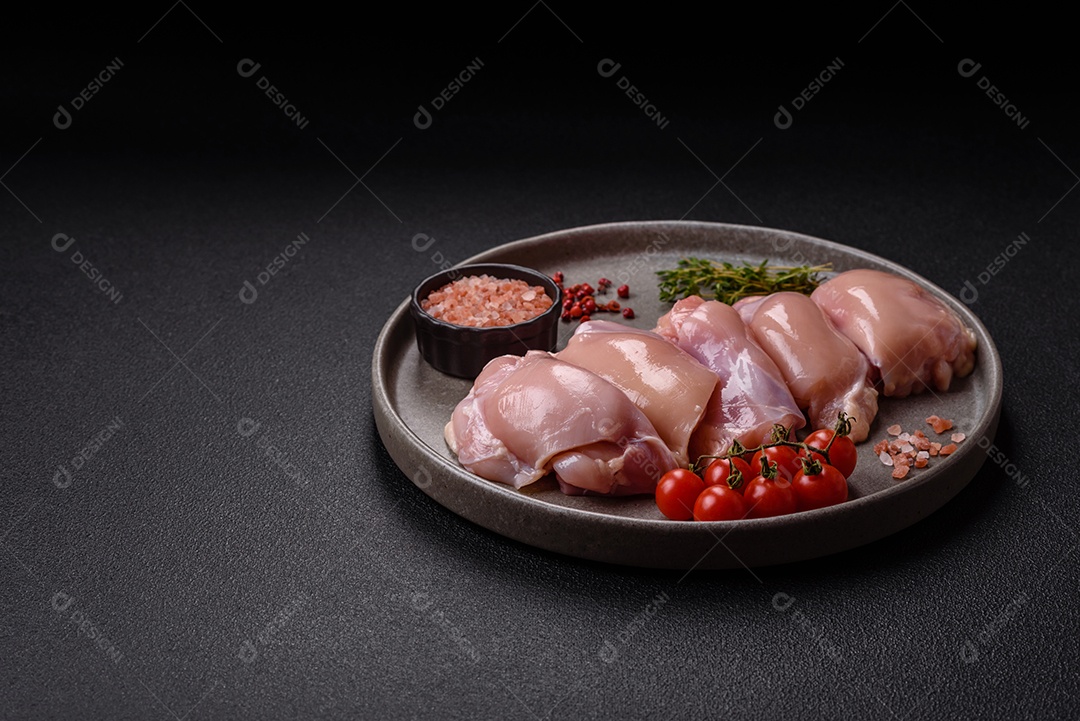 Carne fresca de frango em uma mesa de concreto